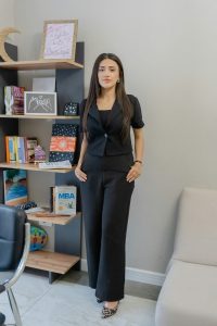 Femeie în costum negru pentru o ținută profesională