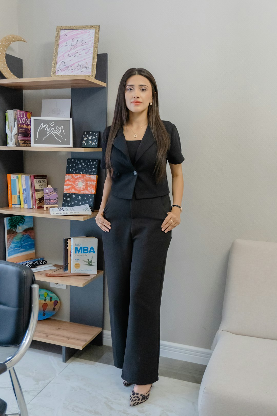 Femeie în costum negru pentru o ținută profesională