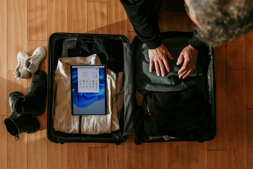 Persoană care își pregătește bagajul pentru vacanță