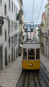 Tramvai pe o stradă din Lisabona, Portugalia