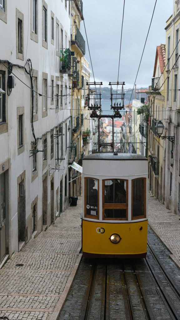 Tramvai pe o stradă din Lisabona, Portugalia